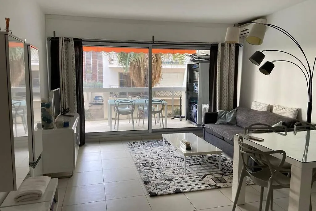 App Le Rocazur Avec Piscine Et Parking En Bord De Mer A 500M Du Centre Ville Menton France