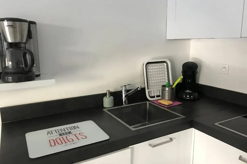 App Le Rocazur Avec Piscine Et Parking En Bord De Mer A 500M Du Centre Ville Menton 0*,  Francie