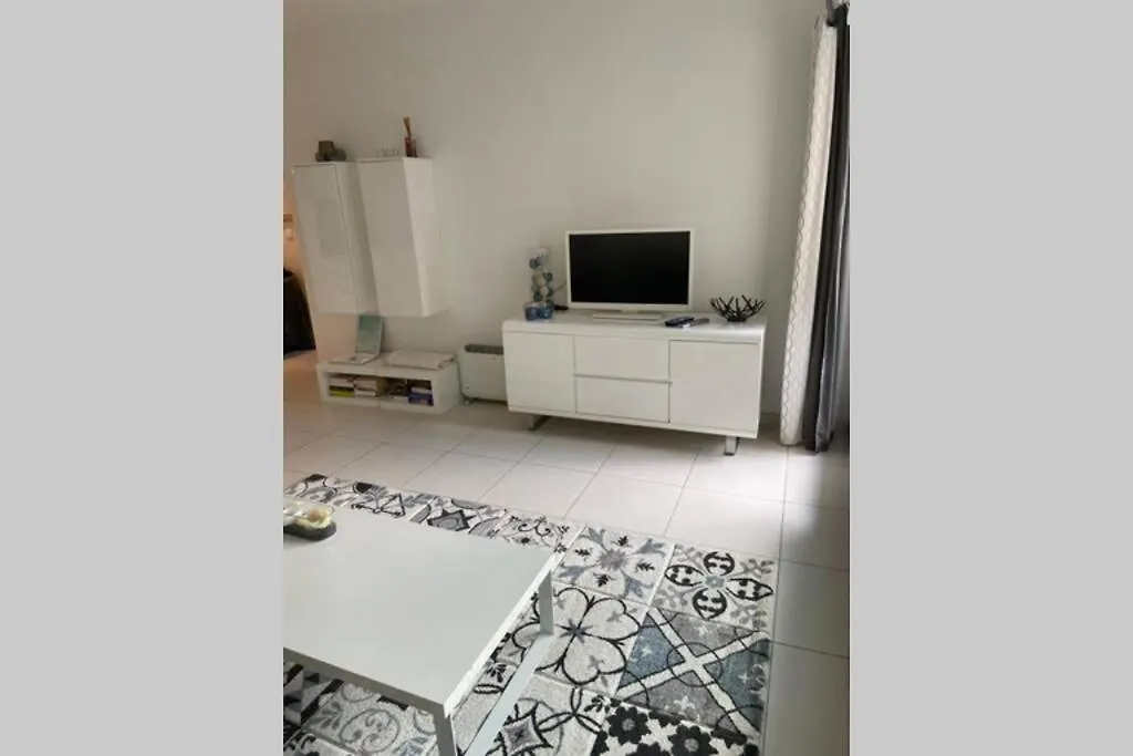 App Le Rocazur Avec Piscine Et Parking En Bord De Mer A 500M Du Centre Ville Menton