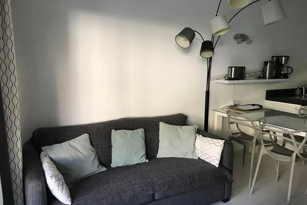 App Le Rocazur Avec Piscine Et Parking En Bord De Mer A 500M Du Centre Ville Menton Apartment